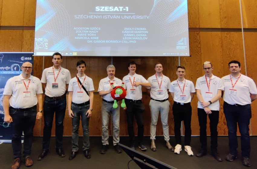 Hollandiában mutatta be a Széchenyi István Egyetem készülő műholdját a SZESAT csapata